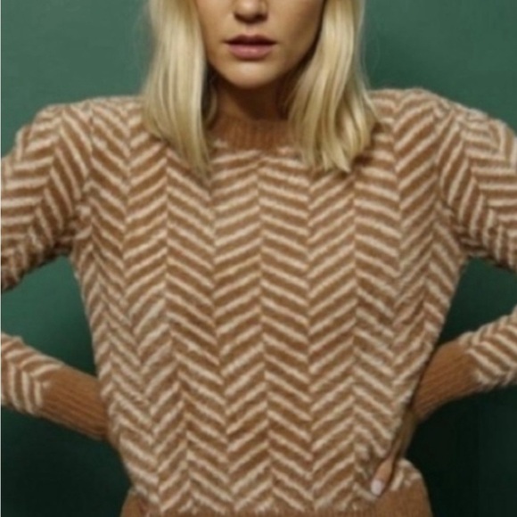 Ganni Chevron Pullover in Brown
MEGHAN MARKLE, TOPS - Picture 8 of 16